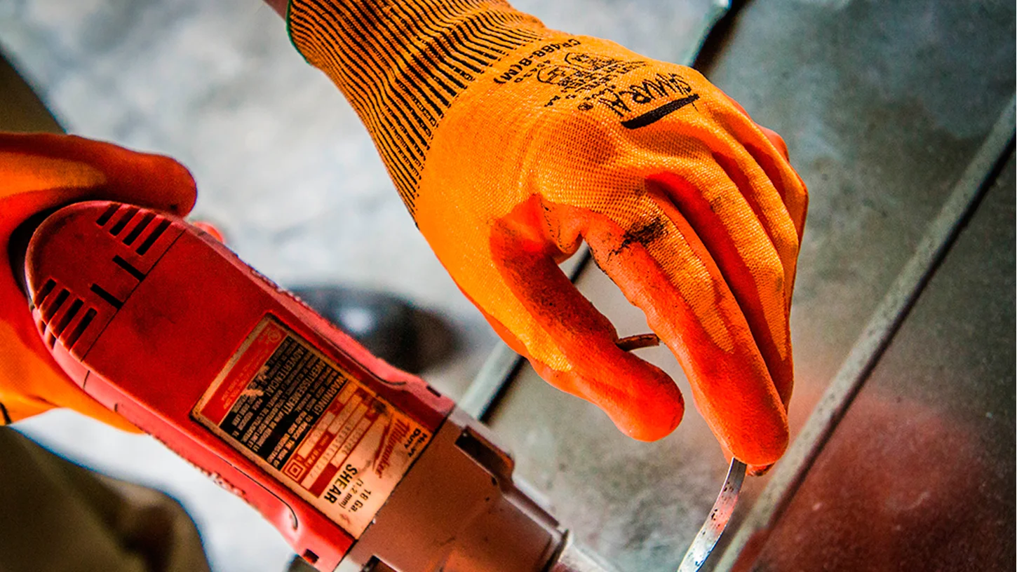Guantes de seguridad industrial: poliéster, cuero y nitrilo para proteger tus manos